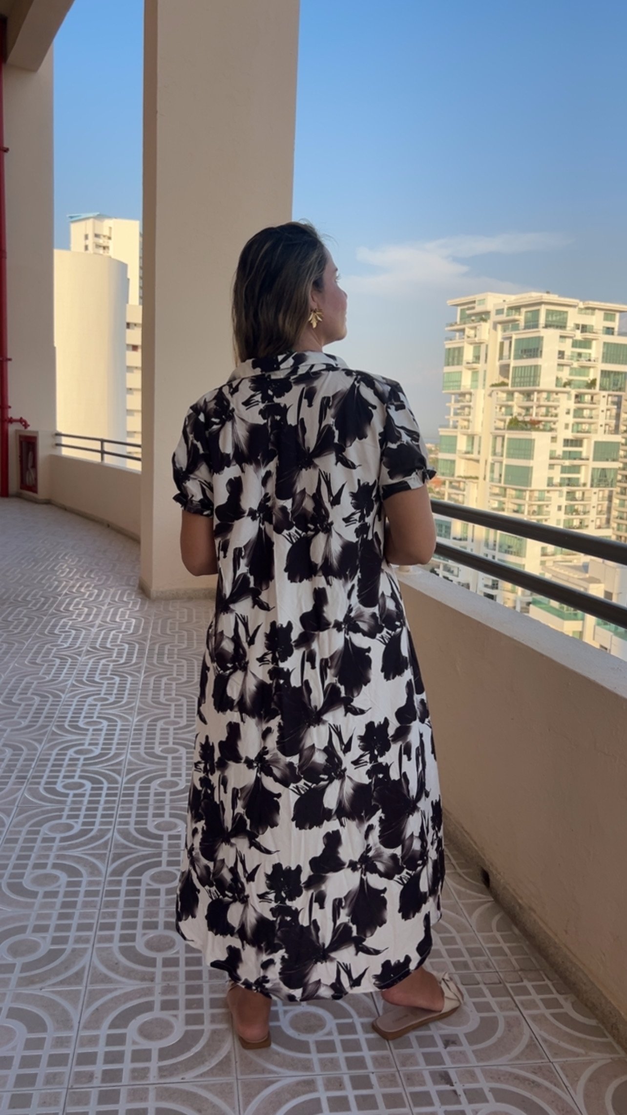 Blusón Asimétrico Estampado Flores Negras - Image 2