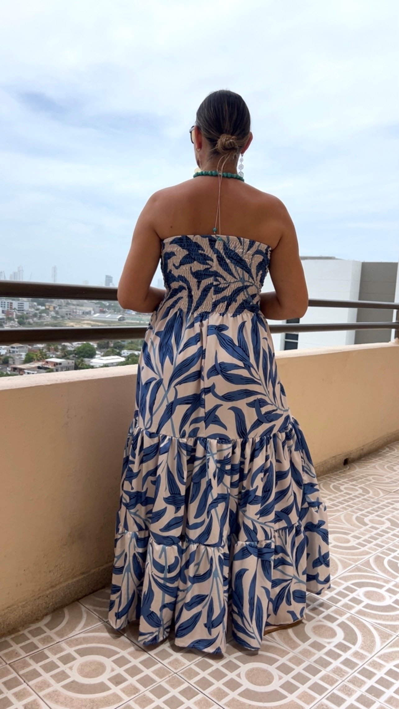 Vestido Enresortado en Seda Estampado Azul - Image 2